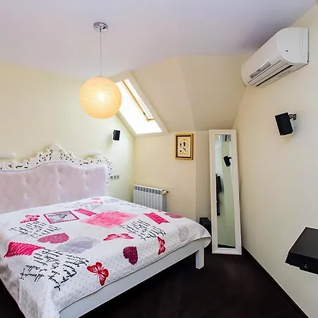 Designer Maisonette In A Gated София