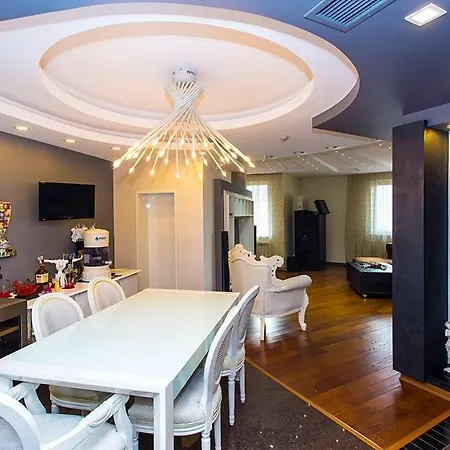 Designer Maisonette In A Gated *